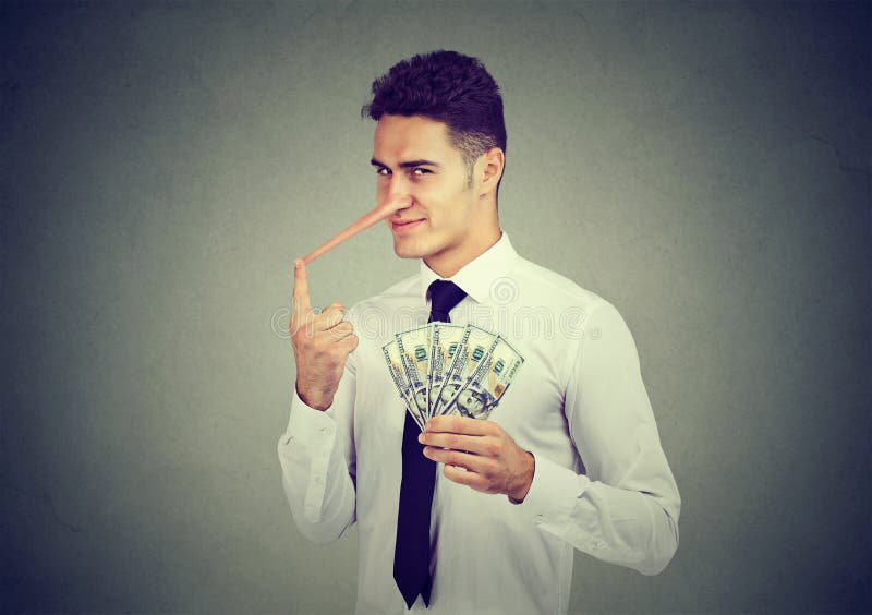 Concepto financiero del fraude Hombre de negocios joven del mentiroso astuto con efectivo del dólar fotografía de archivo libre de regalías Concepto financiero del fraude Hombre de negocios joven del mentiroso astuto con efectivo del dólar fotografía de archivo libre de regalías