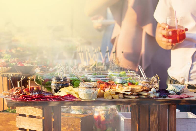 Concepto gastrónomo culinario de abastecimiento del partido de buffet de la cocina de la comida en el día soleado fotos de archivo libres de regalías Concepto gastrónomo culinario de abastecimiento del partido de buffet de la cocina de la comida en el día soleado fotos de archivo libres de regalías