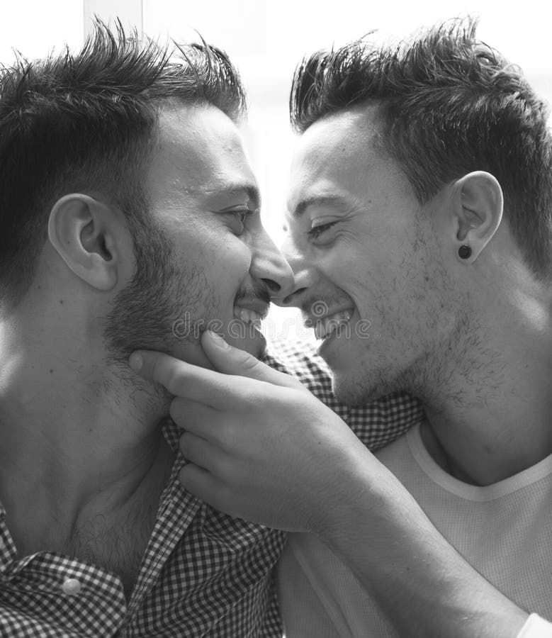 Concepto gay del hogar del amor de los pares imagenes de archivo Concepto gay del hogar del amor de los pares imagenes de archivo
