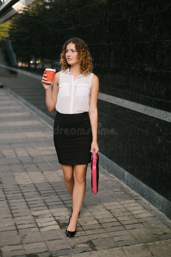 Concepto grande de la vida de ciudad de la mujer de negocios imagen de archivo libre de regalías Concepto grande de la vida de ciudad de la mujer de negocios imagen de archivo libre de regalías