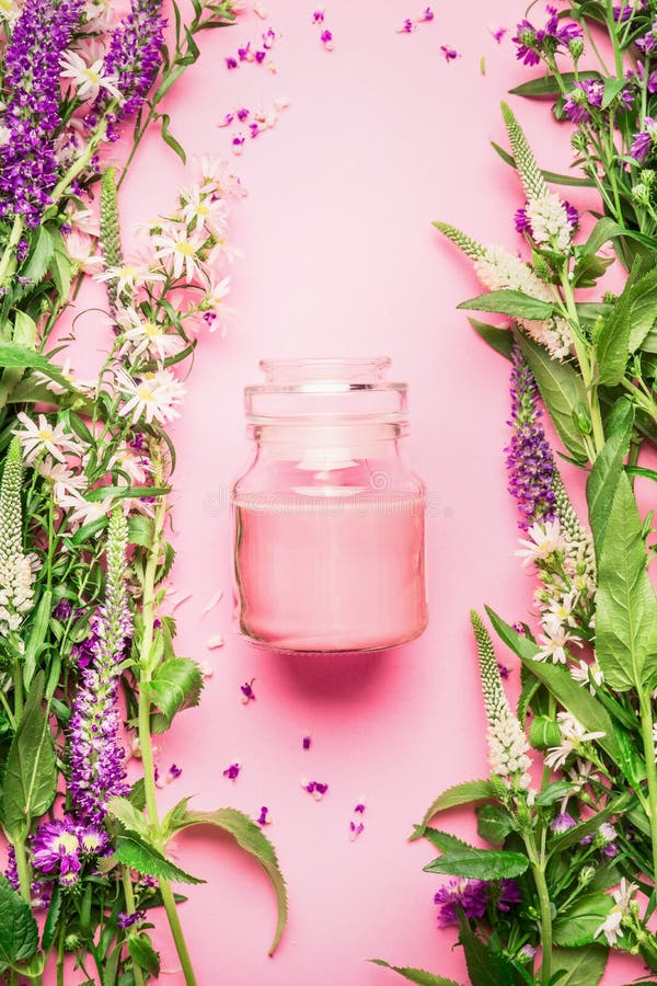 Concepto herbario natural del cosmético del cuidado de piel Tarro de cristal con crema o loción e hierbas y flores frescas en el imagenes de archivo Concepto herbario natural del cosmético del cuidado de piel Tarro de cristal con crema o loción e hierbas y flores frescas en el imagenes de archivo