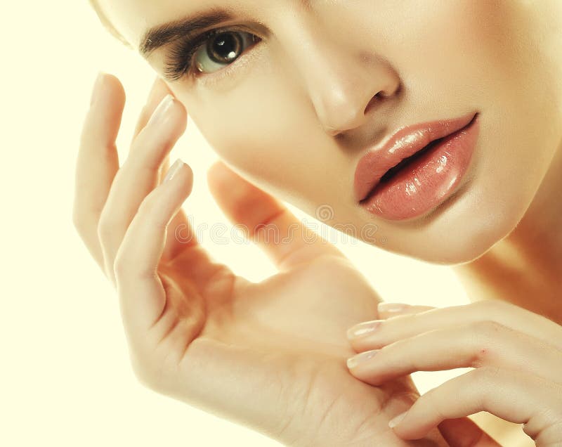 Concepto hermoso del cuidado de piel de la belleza del retrato de la cara de la mujer foto de archivo libre de regalías Concepto hermoso del cuidado de piel de la belleza del retrato de la cara de la mujer foto de archivo libre de regalías