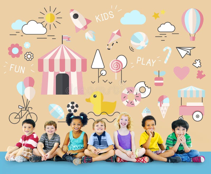 Concepto inocente de los jóvenes de la diversión de los niños de los niños foto de archivo libre de regalías Concepto inocente de los jóvenes de la diversión de los niños de los niños foto de archivo libre de regalías