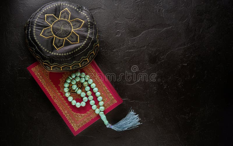 Concepto isl?mico Composición puesta plana del libro sagrado para el Quran, las gotas musulmanes del rosario y rogar el sombrero fotos de archivo Concepto isl?mico Composición puesta plana del libro sagrado para el Quran, las gotas musulmanes del rosario y rogar el sombrero fotos de archivo