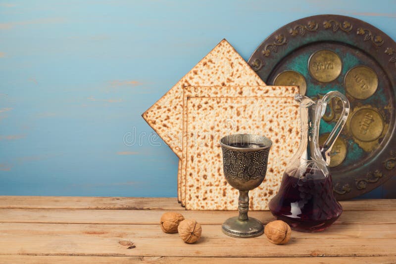 Concepto judío de la pascua judía del día de fiesta con la placa del vino, del matza y del seder imagenes de archivo Concepto judío de la pascua judía del día de fiesta con la placa del vino, del matza y del seder imagenes de archivo