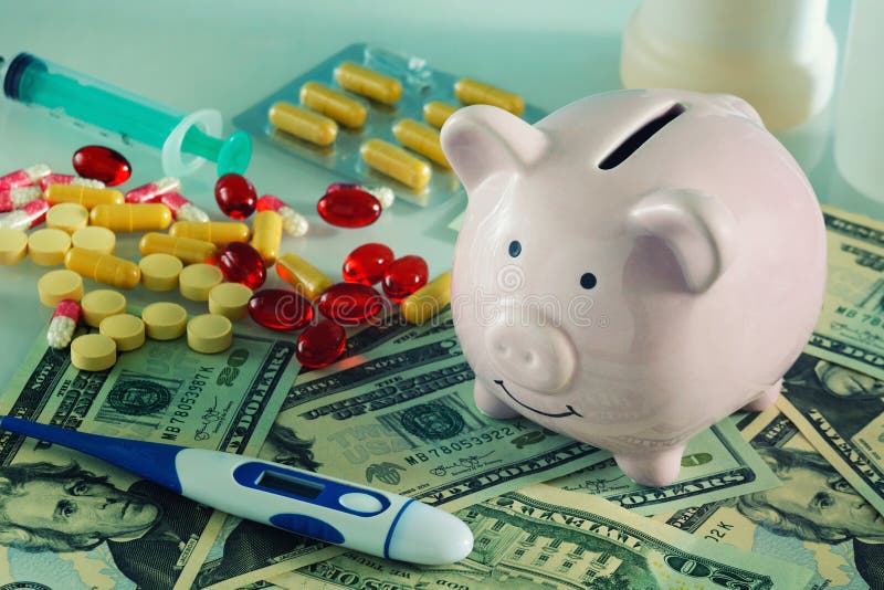 Concepto, medicina costosa En la hucha, el dinero y la medicina del cerdo de la imagen Se dispersan las píldoras rojas y amarilla fotos de archivo Concepto, medicina costosa En la hucha, el dinero y la medicina del cerdo de la imagen Se dispersan las píldoras rojas y amarilla fotos de archivo