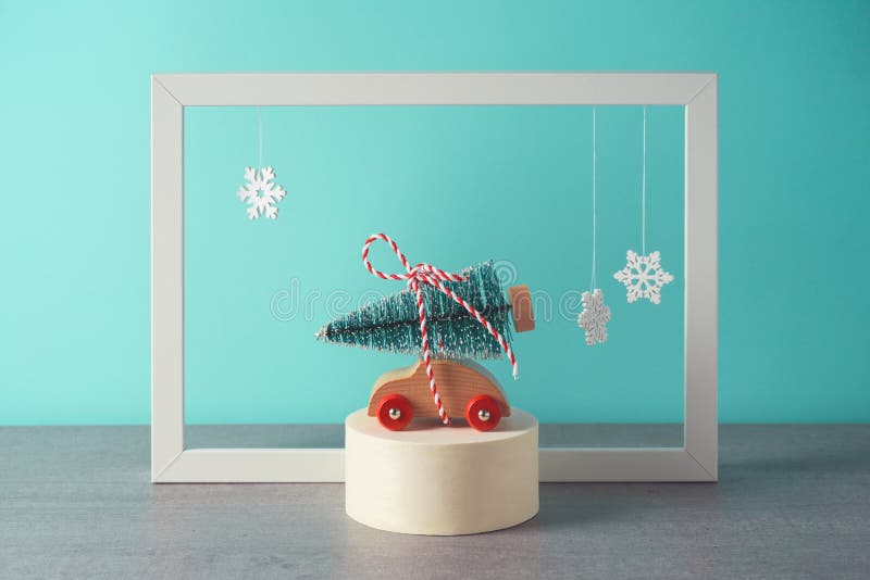 Concepto navidad navideña con coche de juguete y árbol de navidad pequeño. estación de invierno composición de vida moderna imagen de archivo
