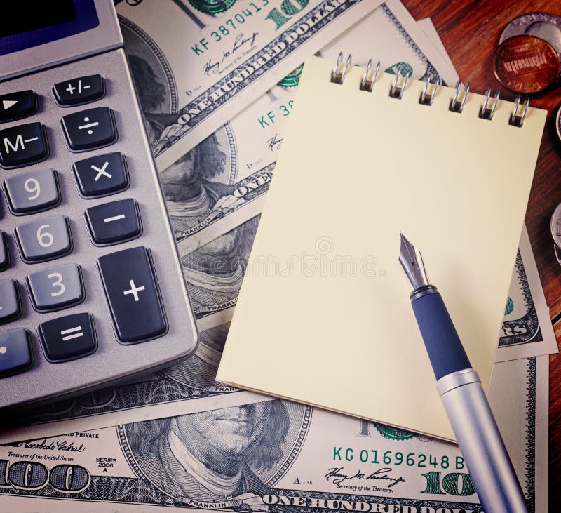Concepto - negocio Calculadora, dinero, cuaderno y pluma en TA foto de archivo libre de regalías Concepto - negocio Calculadora, dinero, cuaderno y pluma en TA foto de archivo libre de regalías
