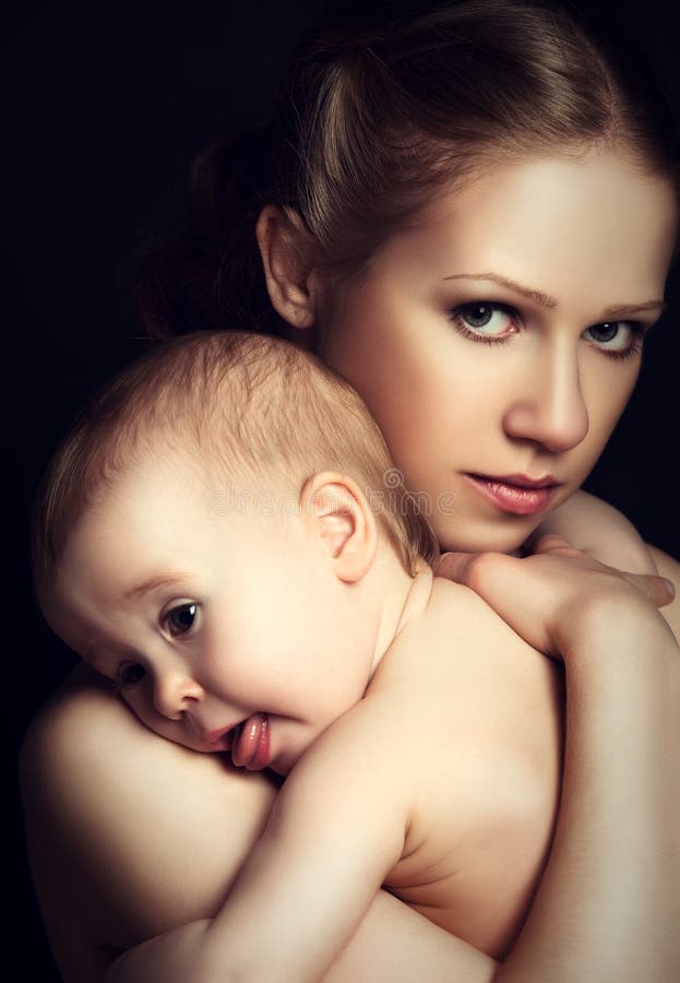 Concepto para el amor y la familia. madre que abraza al bebé blando en lunes