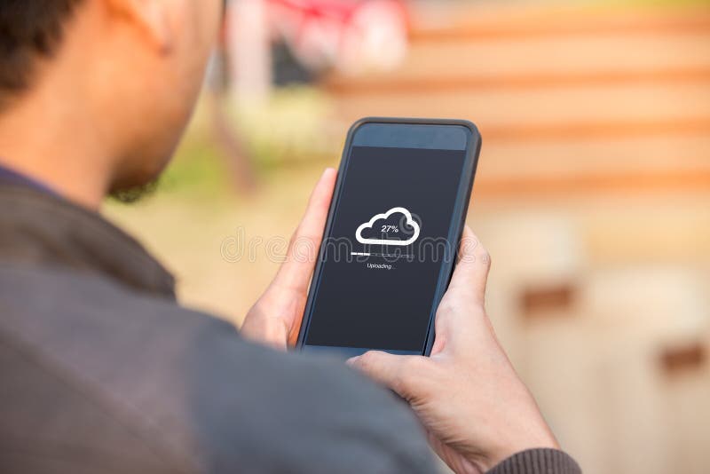 Concepto que carga de la nube en la pantalla del teléfono Sirva el teléfono del control que hace la nube que carga en el al aire libre