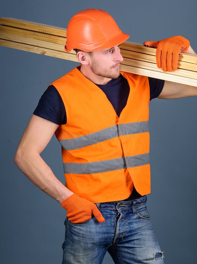 Concepto resistente del trabajador El carpintero, carpintero, trabajador, constructor en cara ocupada lleva haces de madera en ho imágenes de archivo libres de regalías Concepto resistente del trabajador El carpintero, carpintero, trabajador, constructor en cara ocupada lleva haces de madera en ho imágenes de archivo libres de regalías