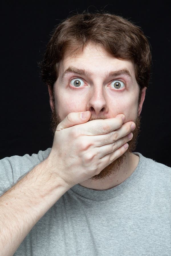 Concepto secreto - el hombre sorprendió por noticias del chisme fotos de archivo libres de regalías Concepto secreto - el hombre sorprendió por noticias del chisme fotos de archivo libres de regalías