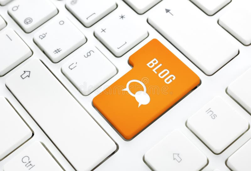 Concepto, texto e icono del negocio del blog. Botón anaranjado o llave en el teclado blanco