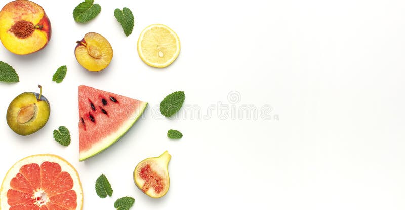 Concepto tropical de la fruta del verano La disposición creativa hizo de las hojas maduras frescas de la sandía, del melocotón, d imagen de archivo libre de regalías Concepto tropical de la fruta del verano La disposición creativa hizo de las hojas maduras frescas de la sandía, del melocotón, d imagen de archivo libre de regalías