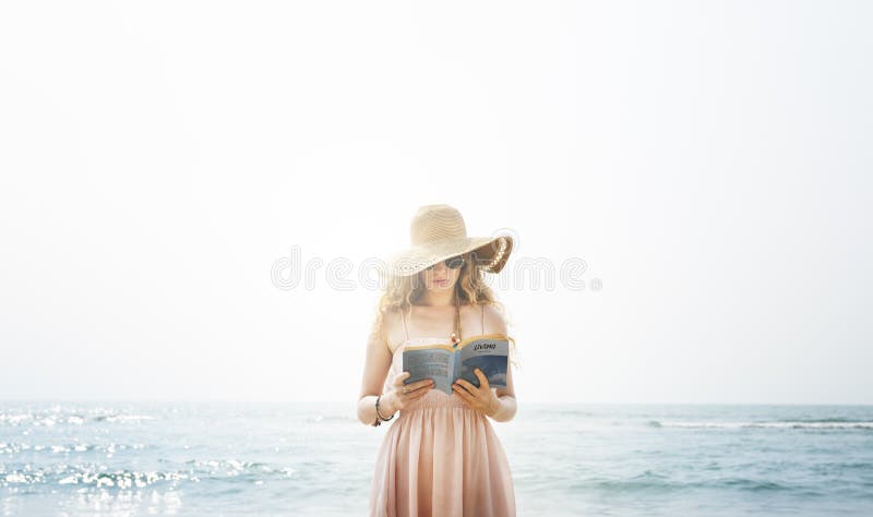 Concepto vivo de la playa de la calma de la frialdad de la mujer de la lectura del libro imagen de archivo