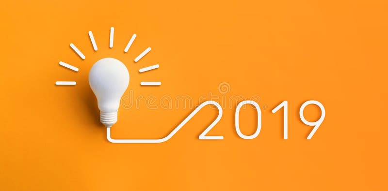 conceptos 2019 de la inspiración de la creatividad con la bombilla en pastel conceptos 2019 de la inspiración de la creatividad con la bombilla en pastel