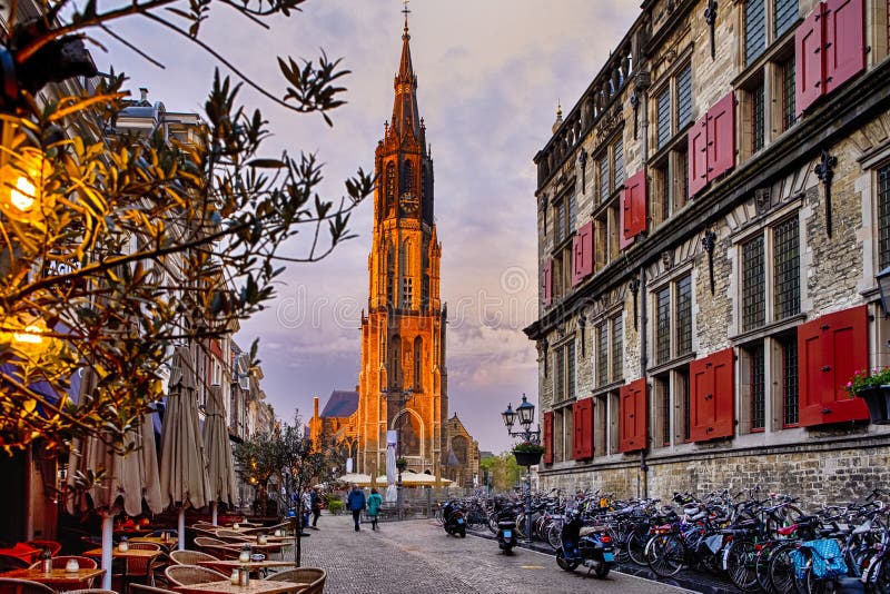 Conceptos de viaje Nueva iglesia gótica protestante Nieuwe Kirche en Plaza del Mercado en Delft neerlandés de la Ciudad Vieja en