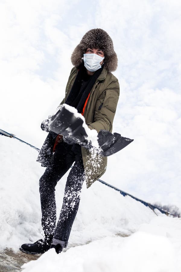 Travail Holic Caucasien Beau Homme En Masque Facial Protecteur Jetant De La  Neige Avec Pelle Cassée En Ville Photo stock - Image du construction, masque:  264472224