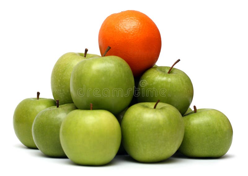 Concepts de domination - orange sur le pyramyd des pommes photo libre de droits Concepts de domination - orange sur le pyramyd des pommes photo libre de droits
