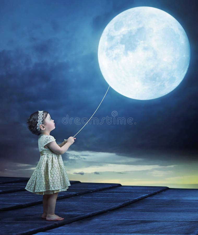 Conceptueel beeld van een baby die een maan-ballon houden stock foto Conceptueel beeld van een baby die een maan-ballon houden stock foto