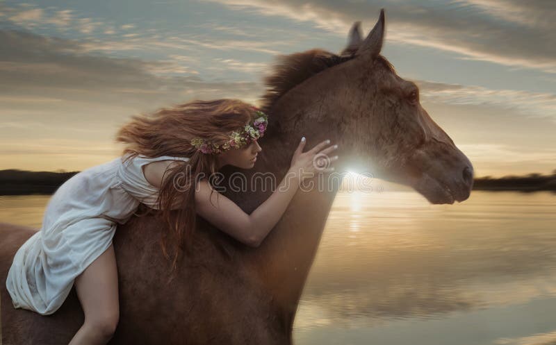 Conceptueel beeld van galopperend paard met een amazone stock fotografie Conceptueel beeld van galopperend paard met een amazone stock fotografie
