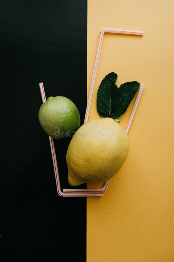 Conceptuele fotografie Citrusvruchtenlimonade of sap van verse vruchten in een glas van buisjes stock afbeelding Conceptuele fotografie Citrusvruchtenlimonade of sap van verse vruchten in een glas van buisjes stock afbeelding