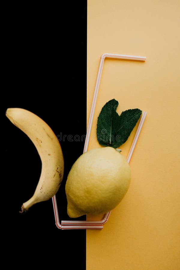 Conceptuele fotografie Limonade of sap van verse vruchten in een glas van buizen Mengeling van citroen en banaan stock foto's Conceptuele fotografie Limonade of sap van verse vruchten in een glas van buizen Mengeling van citroen en banaan stock foto's