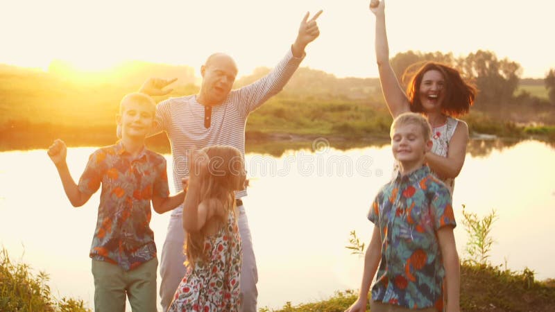 Conceptul de familie care merge pe plajă stock video footage