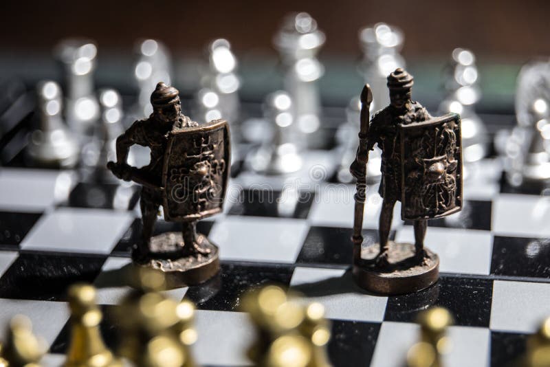 Conceptul de joc de șah, idei de afaceri și concurență și idei de șah pe fond întunecat cu fum și fum royalty free stock photo