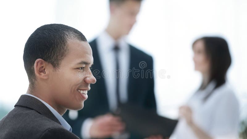 Conceptul de om de afaceri încrezător în scop orientat înainte stock photo