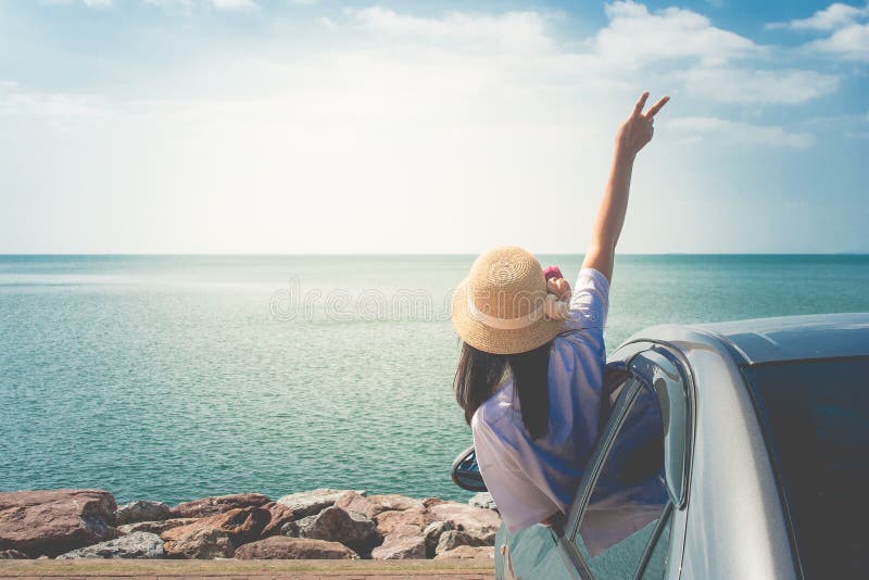 Conceptul vacanței de vară și al vacanței de vară : călătorie plăcută cu mașina în familie la portretul maritim, femeie fericită stock image