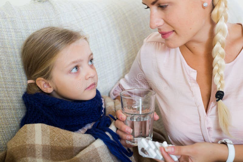 Мама дает внутрь. Daughter Medicine. Mother concerned.