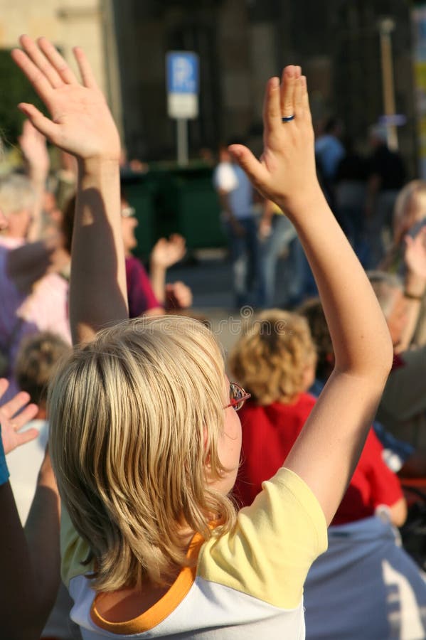 Giovane ragazza ad un concerto di musica applausi.