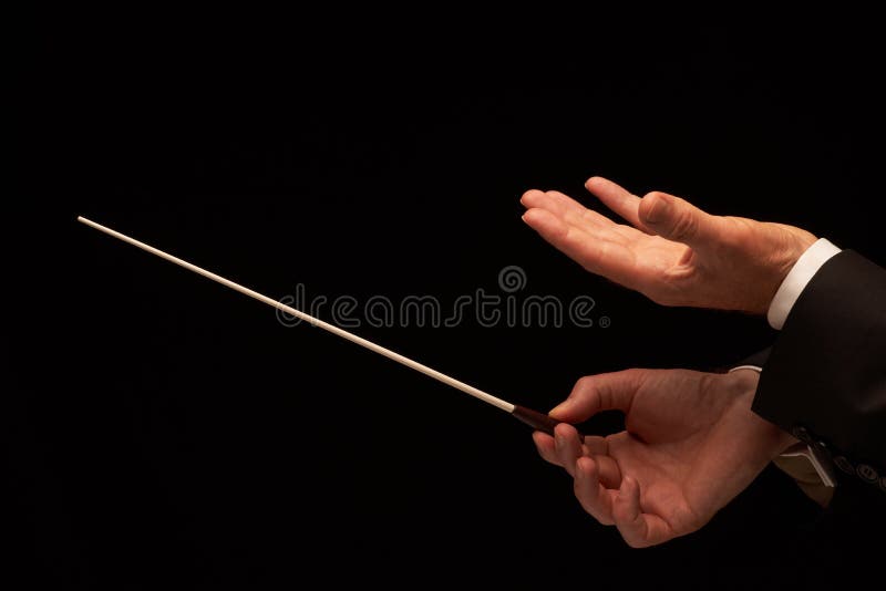 Koncert dirigent ruky s baton izolovaných na čiernom pozadí.