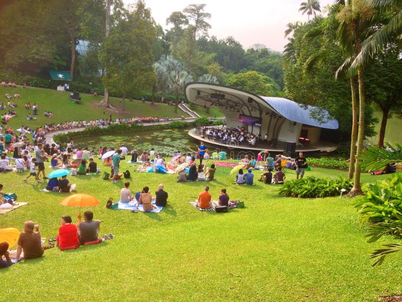 Concert extérieur - jardins botaniques, Singapour image libre de droits Concert extérieur - jardins botaniques, Singapour image libre de droits