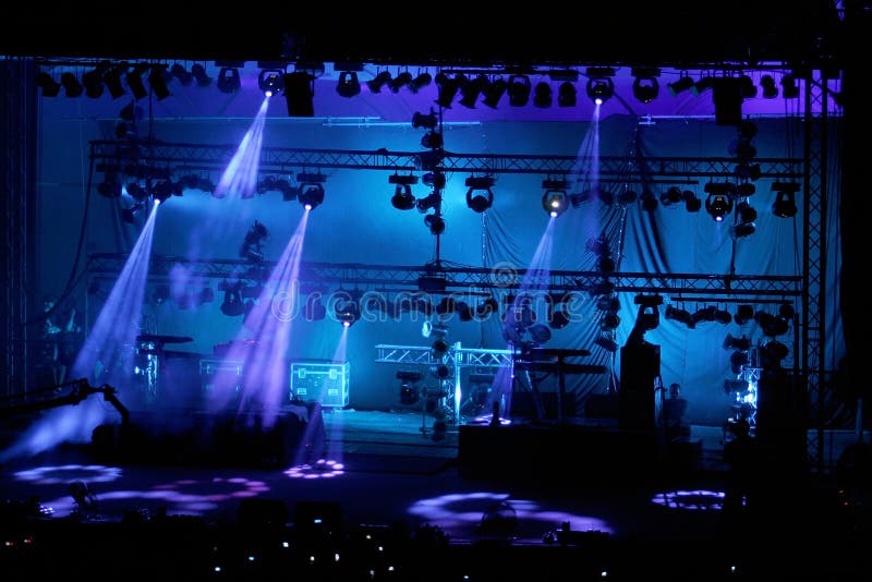 Koncertní pódia s modrými světly.