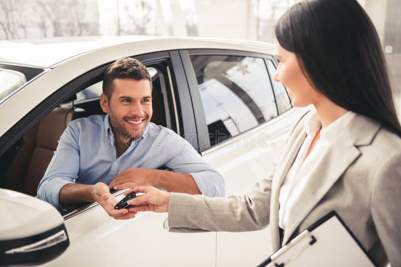 Concessionnaire automobile de visite photo stock Concessionnaire automobile de visite photo stock