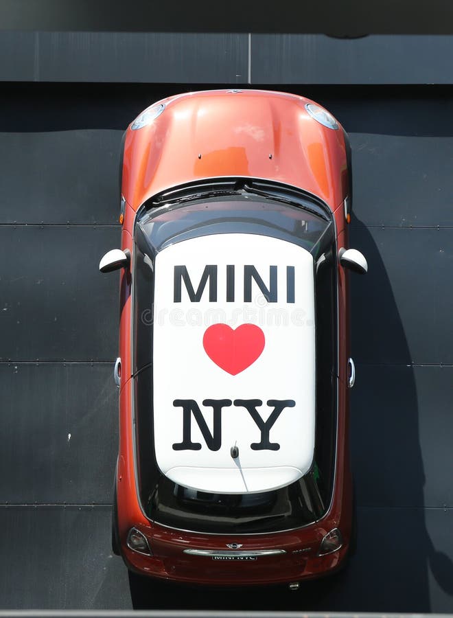 Concessionnaire de Mini Cooper à Manhattan photos libres de droits Concessionnaire de Mini Cooper à Manhattan photos libres de droits