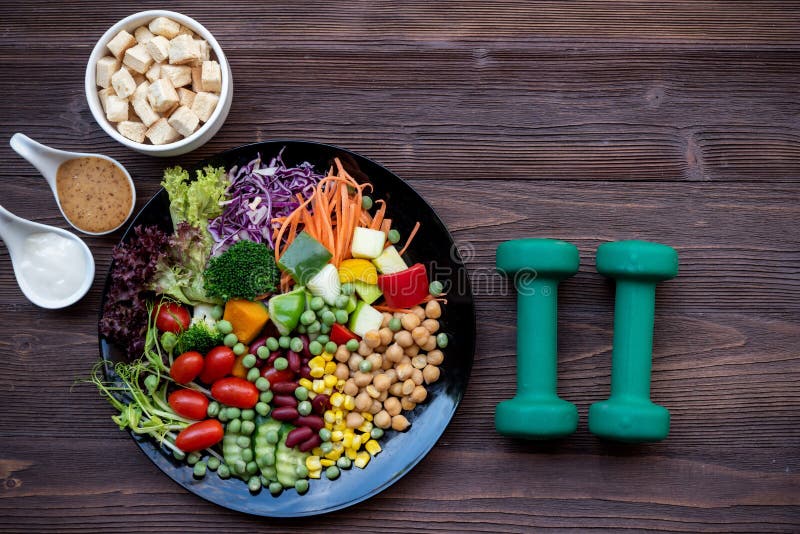 Concessão de alimentos saudáveis e conceito de saúde no estilo de vida Equipamento desportivo e formação de ginástica com salada Concessão de alimentos saudáveis e conceito de saúde no estilo de vida Equipamento desportivo e formação de ginástica com salada