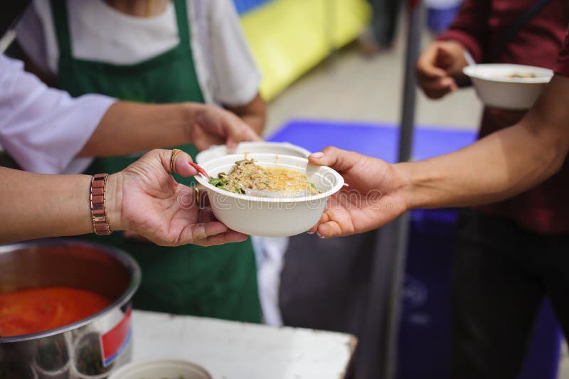 Concetti di povertà nella società asiatica: Alimento della parte dei volontari al povero per alleviare fame immagini stock Concetti di povertà nella società asiatica: Alimento della parte dei volontari al povero per alleviare fame immagini stock