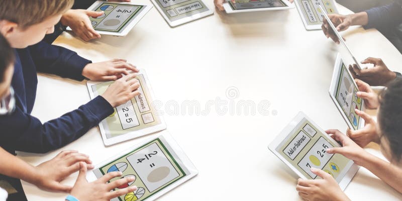 Concetto accademico di e-learning degli scolari immagine stock libera da diritti Concetto accademico di e-learning degli scolari immagine stock libera da diritti