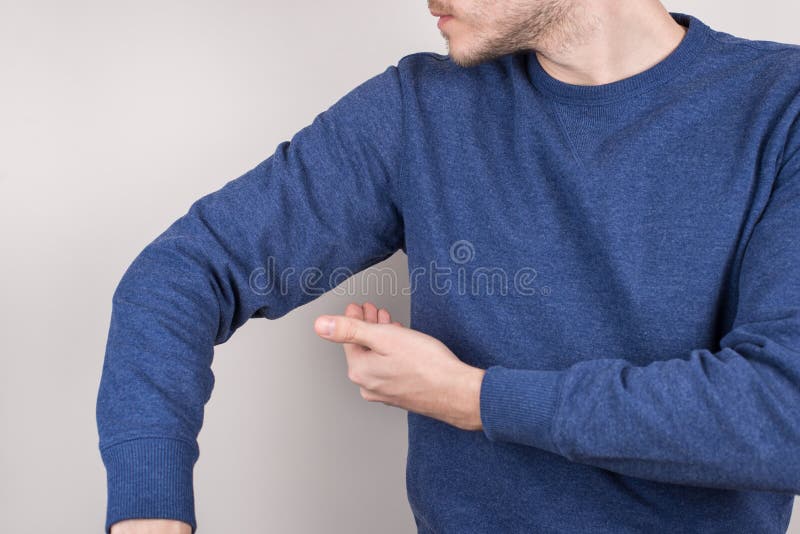 Concetto affidabile del deodorante dell'odore piacevole perfetto Foto potata del primo piano del tipo soddisfatto che controlla o fotografia stock libera da diritti Concetto affidabile del deodorante dell'odore piacevole perfetto Foto potata del primo piano del tipo soddisfatto che controlla o fotografia stock libera da diritti