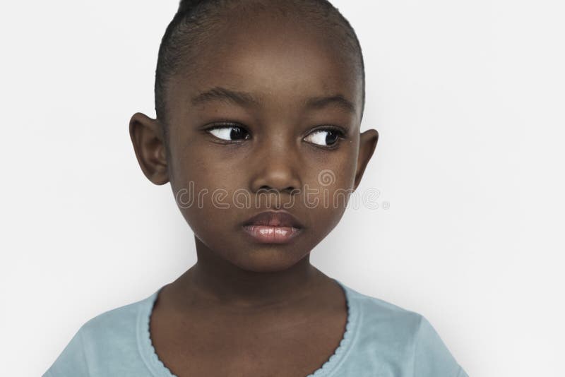 Concetto africano di espressione di emozioni del ritratto della ragazza del bambino fotografia stock libera da diritti Concetto africano di espressione di emozioni del ritratto della ragazza del bambino fotografia stock libera da diritti