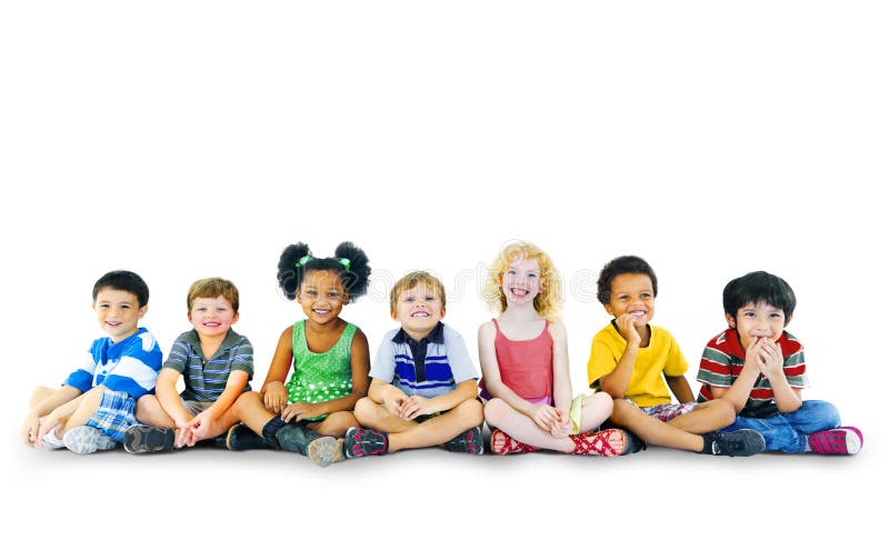 Concetto allegro del gruppo multietnico di felicità dei bambini dei bambini