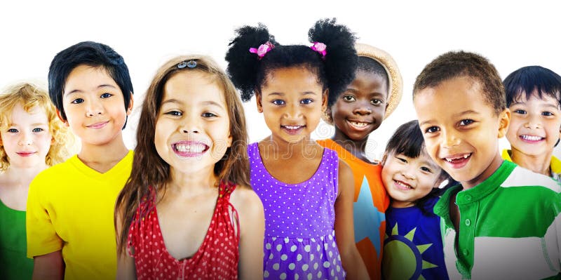 Concetto allegro di felicità di amicizia di diversità dei bambini dei bambini