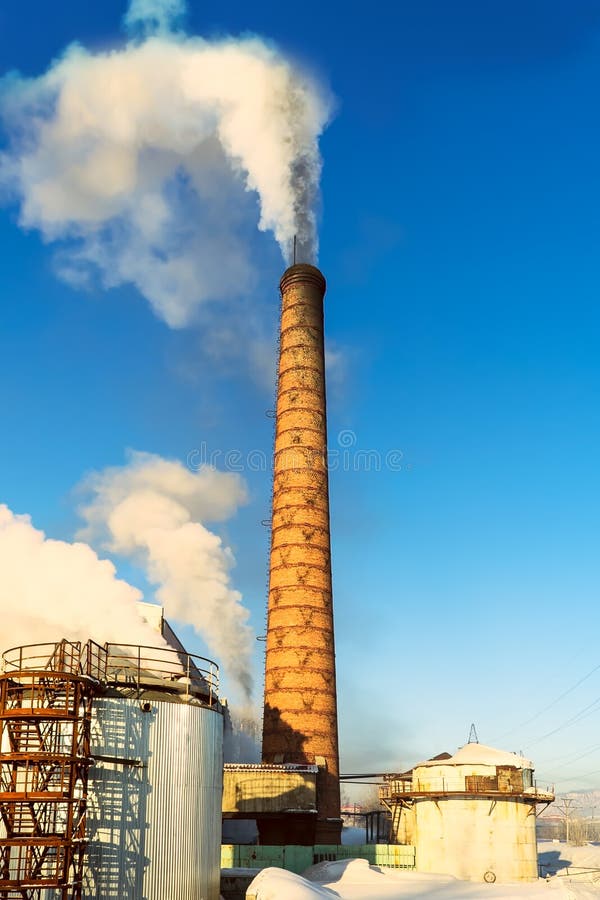 Concetto ambientale della polvere con il tubo di inquinamento atmosferico fotografia stock libera da diritti Concetto ambientale della polvere con il tubo di inquinamento atmosferico fotografia stock libera da diritti