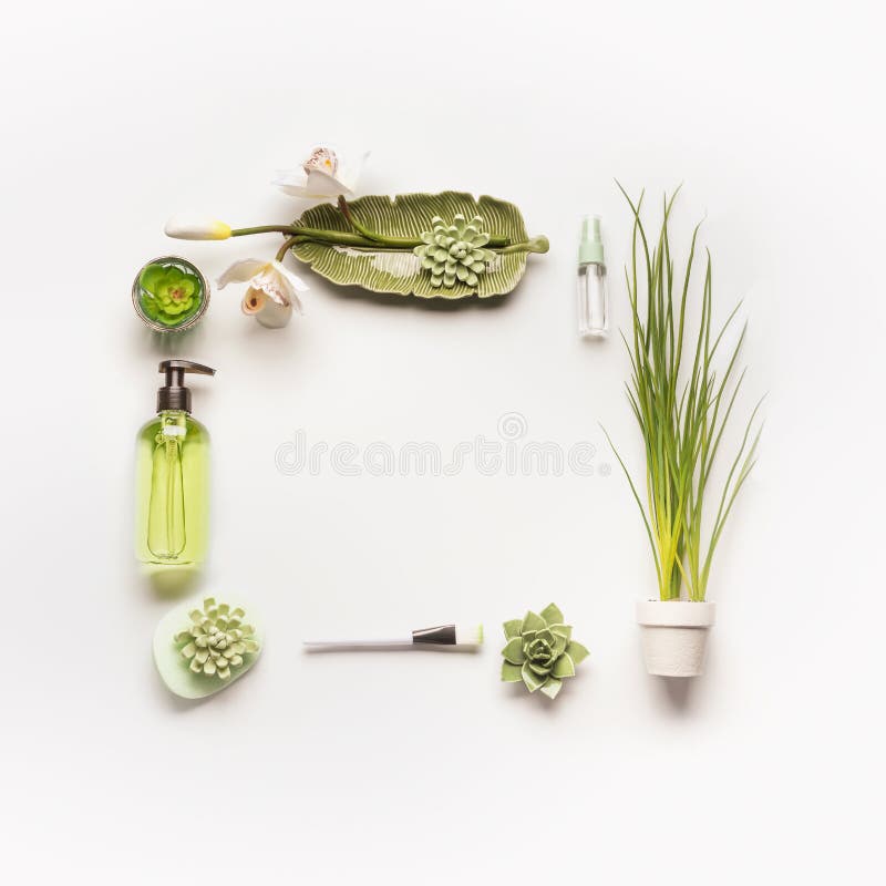 Concetto cosmetico di erbe La pagina dei prodotti, degli accessori, delle piante e dell'orchidea cosmetici verdi fiorisce sul des immagine stock Concetto cosmetico di erbe La pagina dei prodotti, degli accessori, delle piante e dell'orchidea cosmetici verdi fiorisce sul des immagine stock