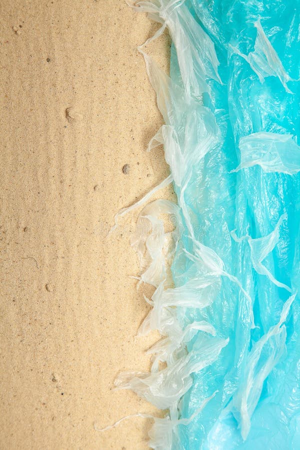 Concetto creativo del materiale illustrativo di inquinamento di plastica Il mare dal sacchetto di plastica va alla spiaggia di sa fotografia stock Concetto creativo del materiale illustrativo di inquinamento di plastica Il mare dal sacchetto di plastica va alla spiaggia di sa fotografia stock