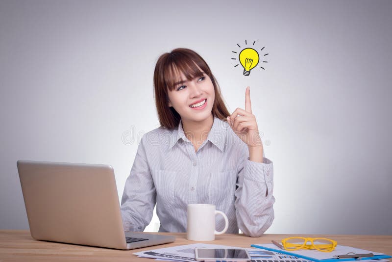 Concetto crescente di affari di successo: Donna di pensiero di affari fotografia stock libera da diritti Concetto crescente di affari di successo: Donna di pensiero di affari fotografia stock libera da diritti