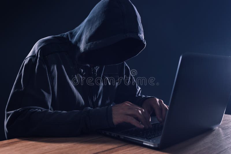 Concetto cyber del virus informatico e di crimine